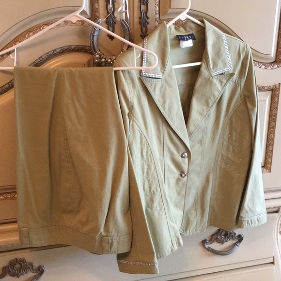 Green pantsuit . Blazer and pants - Picture 1 of 1